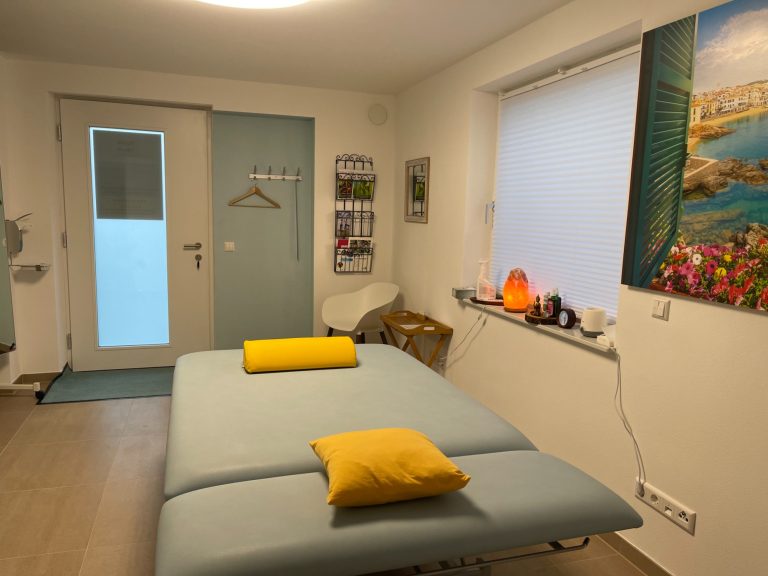 Physiotherapiepraxis in Dettenhausen - breite Bobath-Liege