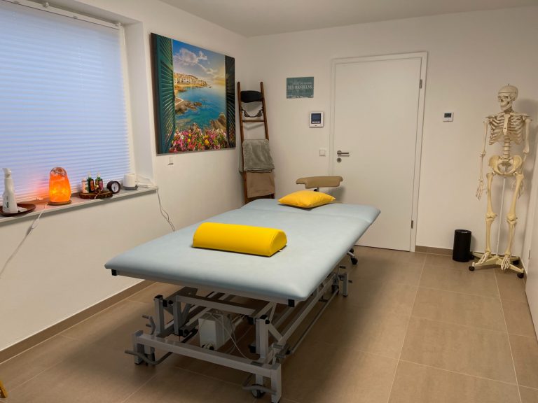 Physiotherapiepraxis in Dettenhausen mit angenehmer Atmosphäre - breite Bobath-Liege